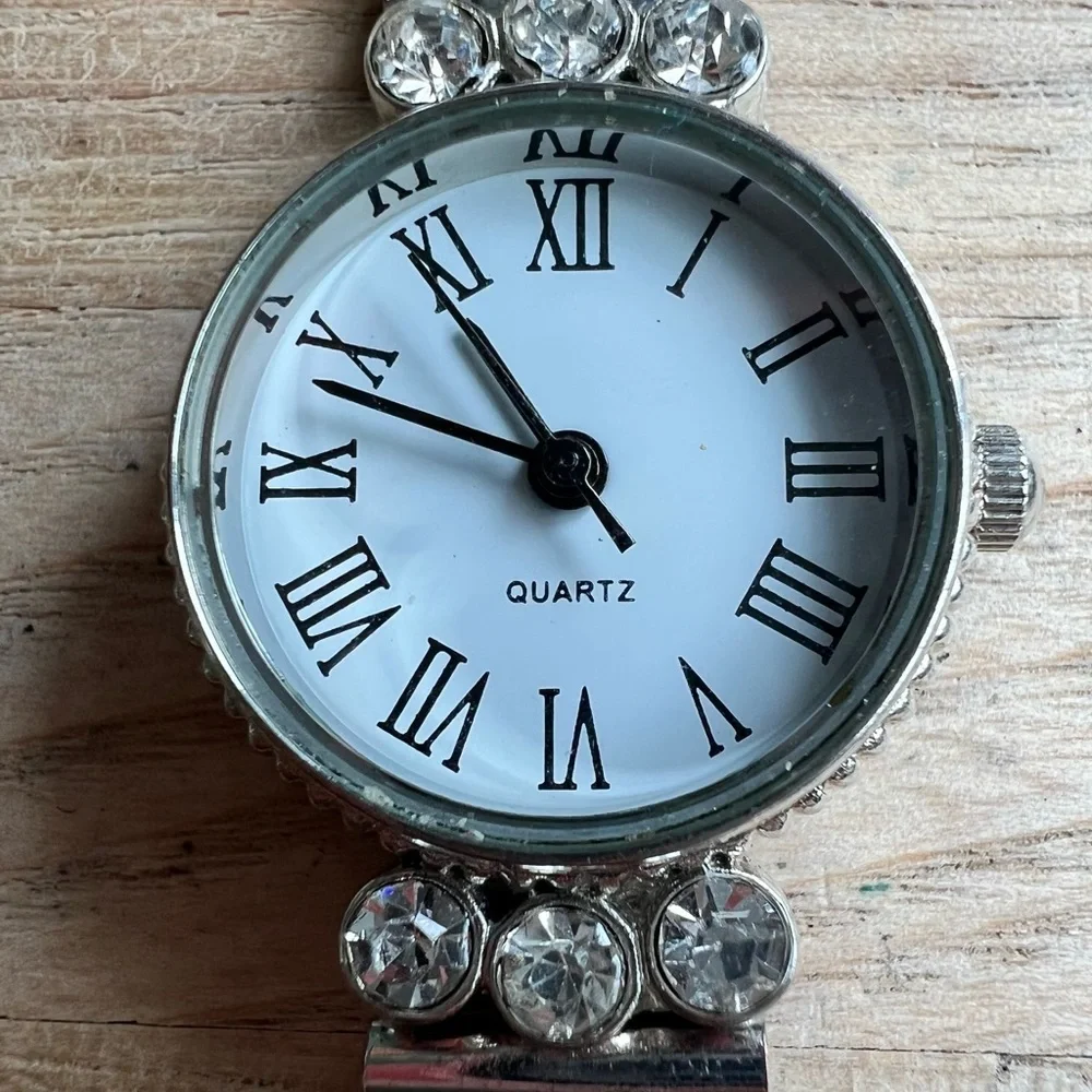 LGP ladies silver tone bracelet fashion watch NEW BATTERY